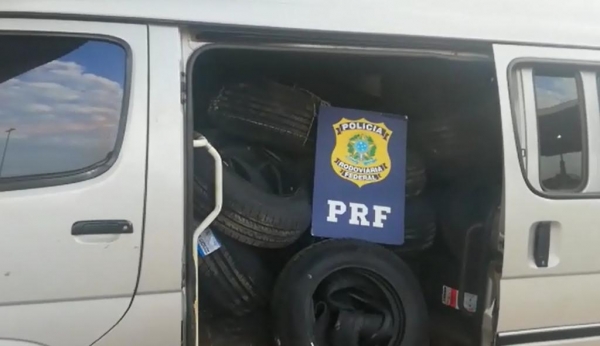 A van estava lotada de pneus. (Foto: PRF)