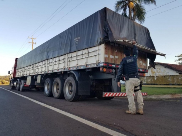 Apreensão ocorreu na BR-163, em Toledo; caminhão havia sido roubado seis meses atrás, em Curitiba. (Fotos: PRF)