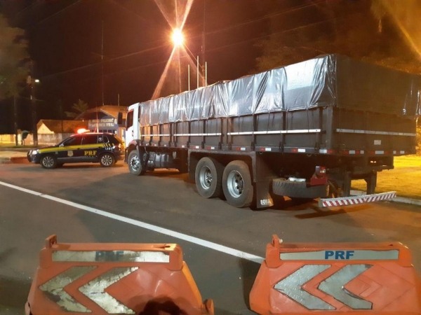 A carga foi avaliada em 500 mil. Foto: PRF)