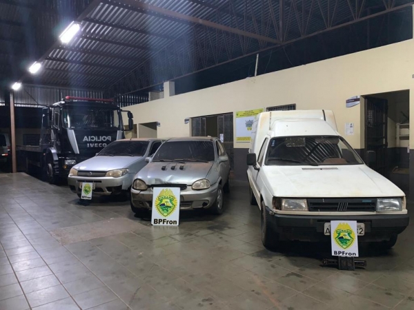 Três veículos apreendidos. (Fotos: Divulgação)