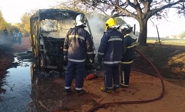 Ônibus escolar ficou destruído após incêndio, em Alto Paraná — Foto: Reprodução/RPC