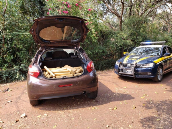 A droga estava no porta-malas do carro, que tinha placas clonadas. (Fotos: PRF)