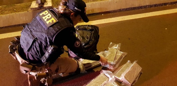 A mulher foi presa. (Fotos: PRF - Divulgação)