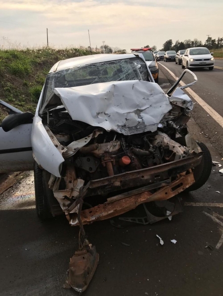 Carro e caminhão bateram de frente na PR-323, segundo a PRE — Foto: Polícia Rodoviária Estadual/Divulgação