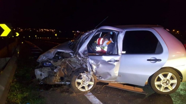 Segundo informações, os veículos seguiam em sentido oposto quando ocorreu a colisão. (Fotos: CGN)