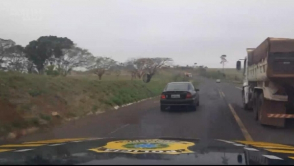 Em alta velocidade, o homem ignorou a ordem. (Fotos: PRF)