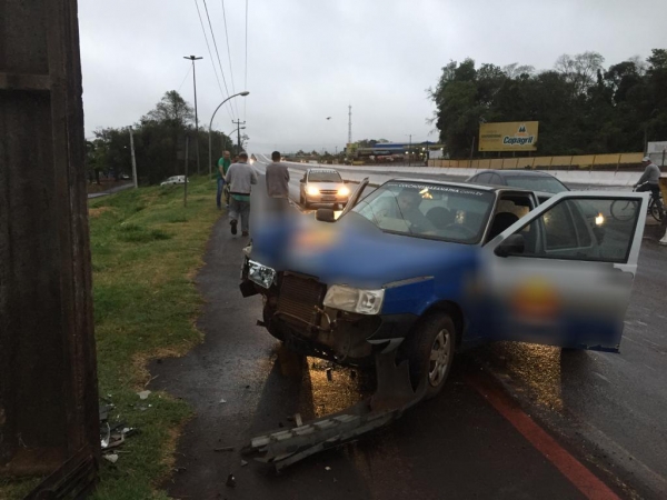 O veículo ficou entre a pista e a calçada. (Fotos: Portal Nova Santa Rosa)