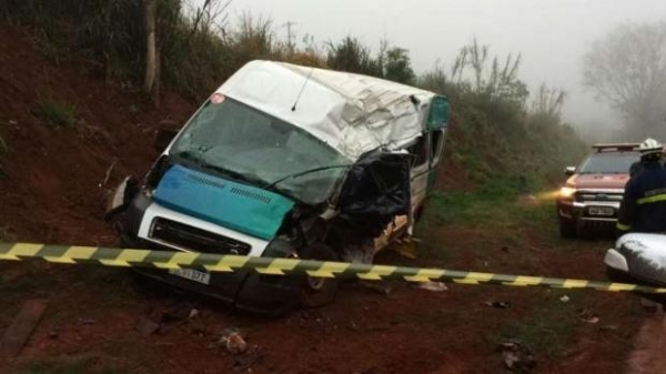 O motorista da van, morreu no local, os passageiros, que estavam voltando de consultas ficaram feridos.(Foto: Catve - Divulgação)