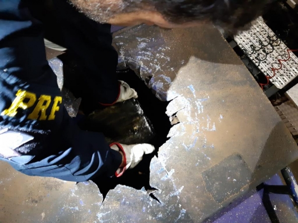 O motorista fugiu. (Fotos: PRF)