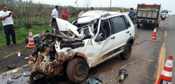 Motorista morre após bater carro atrás de caminhão na PR-170, em Guarapuava — Foto: Reprodução/RPC
