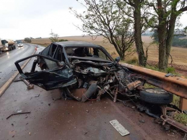 O condutor do carro foi ejetado do veículo.(Fotos: Catve)
