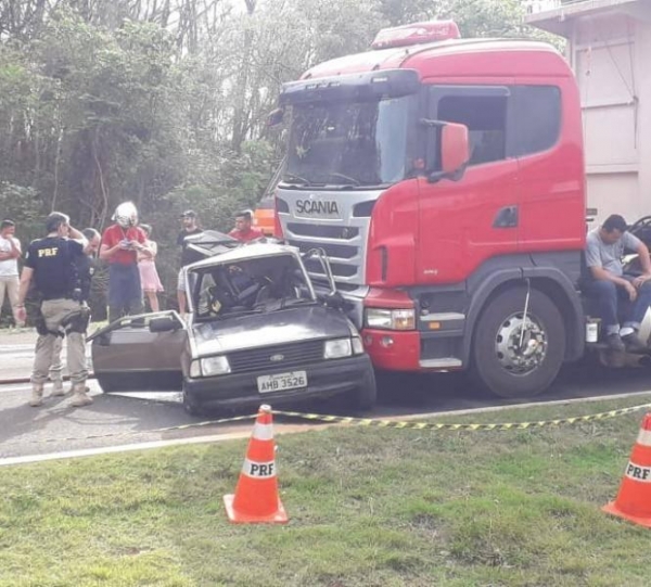 O veículo com placas de Cruzeiro do Oeste, foi arrastado por cerca de 400 metros.(Foto: TN Online)