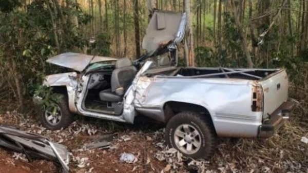 A Silverado chegou a sair da pista de rolamento e só parou depois de atingir algumas árvores às margens da pista.(Foto: Plantão Maringá)