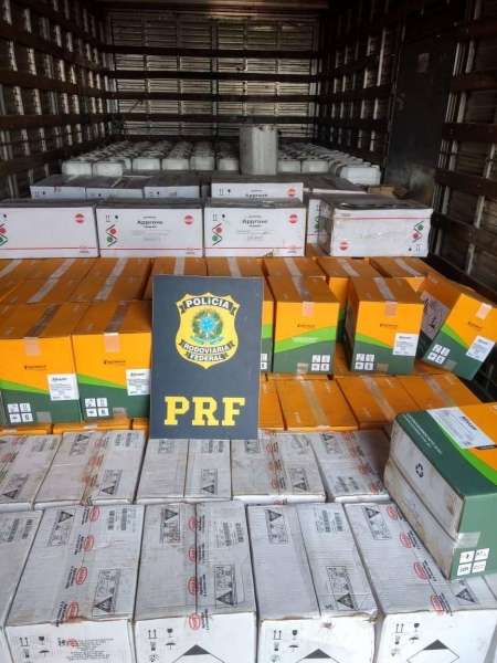 O caminhão teria saído de Cotia (SP) com destino a uma empresa de Cascavel> (Foto: PRF)