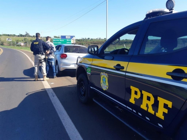 O motorista, de 20 anos de idade disse ter sido contratado para levar o carro roubado. (Foto: Divulgação/PRF)