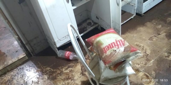 A forte chuva inundou a residência do casal Jéssica Pietra Agatha, de 25 anos e Maike Alexandre. (Fotos: Divulgação - Toledo News)
