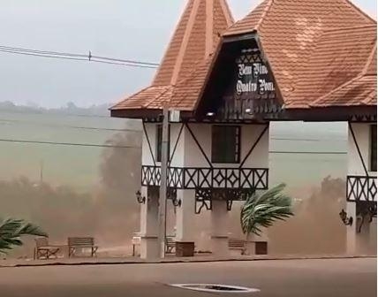 Os moradores e empresários da cidade se assustaram com o forte vento (Foto: Reprodução/Tropical Notícias )