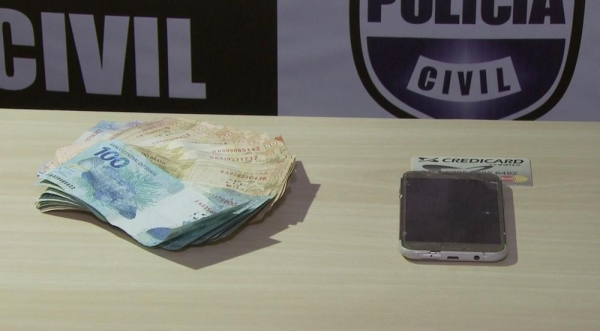 Polícia apreendeu dinheiro, um celular e um cartão clonado na operação — Foto: Reprodução/RPC