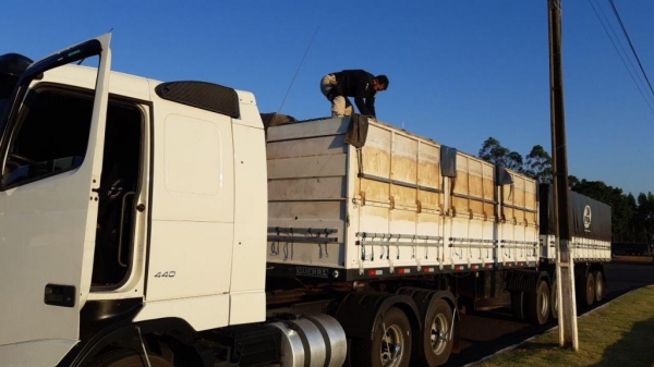 Uma carreta foi apreendida em Guaíra e uma em Toledo. (Fotos: PRF)