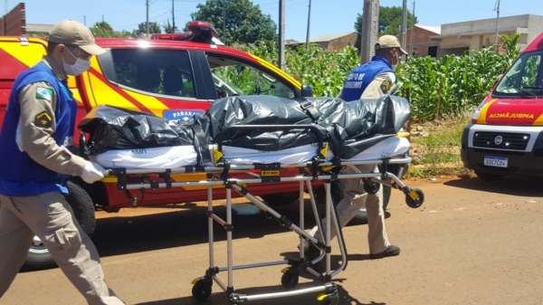 Ambulância e médico foram mobilizado até uma residência a Rua Gilberto Freire para o atendimento, mas a vítima morreu antes de ser encaminhada ao hospital.(Foto: CGN)