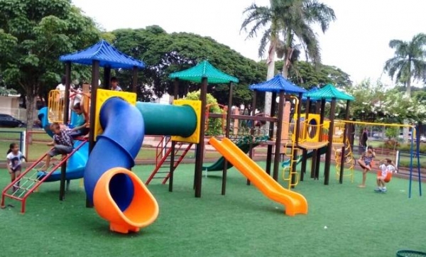 Parque infantil na Praça da Bíblia em Nova Santa Rosa. (Foto: Divulgação)