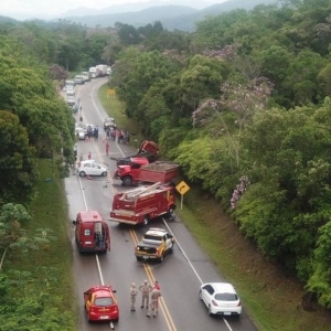Pista foi completamente bloqueada para o atendimento da ocorrência. — Foto: Imagens cedidas/Rádio Litorânea/Yuri Braz