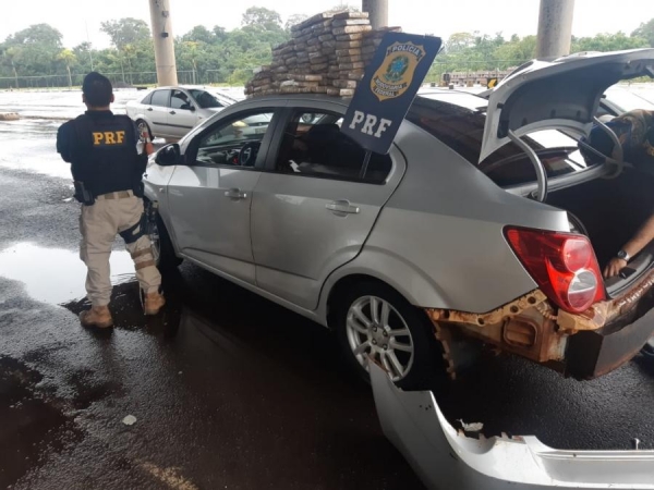 A PRF encaminhou os presos, a droga e o carro para a Delegacia da Polícia Federal em Guaíra (Foto: PRF )