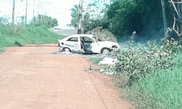 Corpo foi encontrado no porta-malas de carro em Londrina — Foto: PM/Divulgação