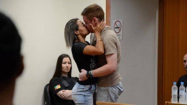 Vítima beija réu que tentou matá-la com 5 tiros Foto: Folha do Mate/ Alvaro Pegoraro