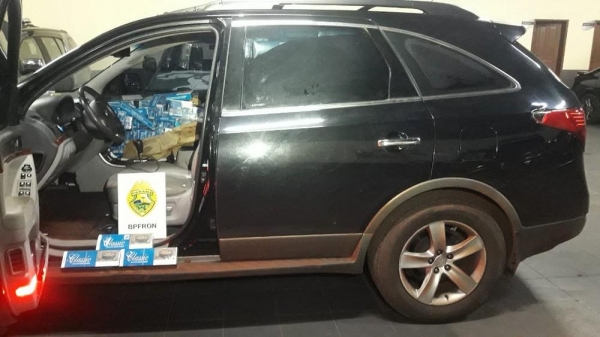 Carro é apreendido com mais de 2,2 mil maços de cigarros contrabandeados do Paraguai, em Guaíra — Foto: Polícia Militar/Divulgação