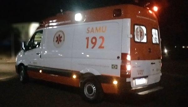 Populares informaram que um homem estava caído em via publica e acionaram o SAMU.(Foto: Léo Silva)
