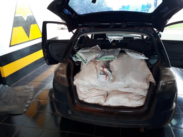 No veículo estava os 200Kg de agrotóxicos. (Fotos: PRE)