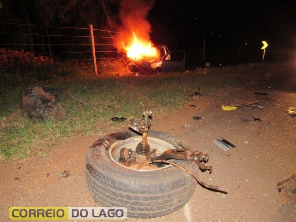 As equipes da Defesa Civil e Corpo de Bombeiros foram acionados, pois o veículo Gol estava em chamas.(Fotos: Correio do Lago)
