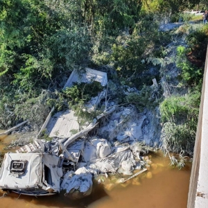 Caminhoneiro sofreu ferimentos graves após acidente — Foto: Raphael Costa/RPC Noroeste