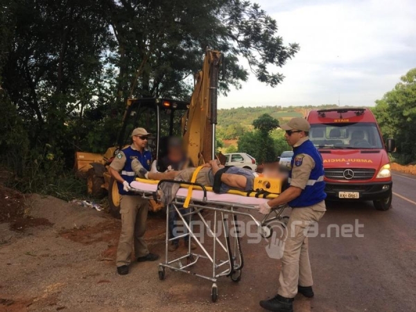 O motociclista foi socorrido por uma equipe do Corpo de Bombeiros e encaminhado para atendimento médico na UPA (Foto: Cristine Kempp/AquiAgora.net )