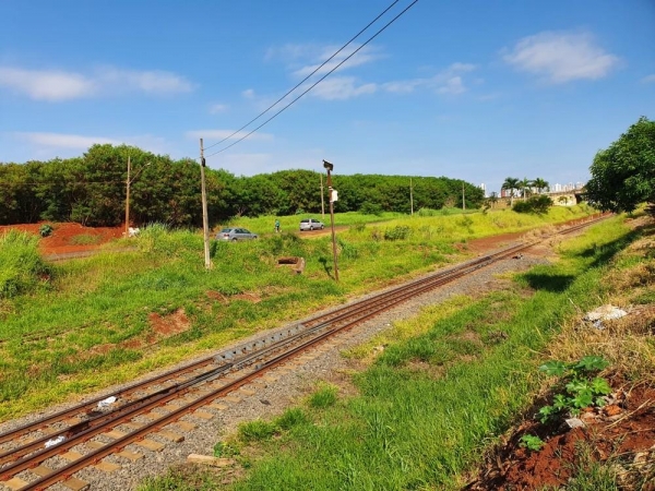Acidente foi registrado na linha férrea, próximo da Avenida Guaipó — Foto: Solange Riuzim/RPC Maringá