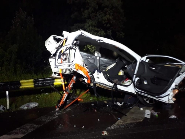 As jovens estavam no GM/Ônix, que colidiu com um Toyota RAV. (Foto: Reprodução/Rádio Educadora)