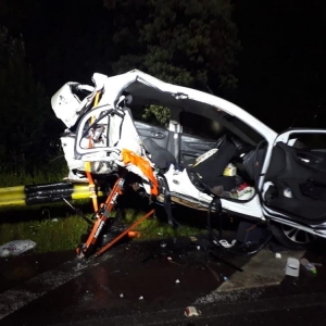 Vítimas estavam no mesmo carro quando o acidente aconteceu, em São José do Cerrito (SC). — Foto: Corpo de Bombeiros Militar de Lages/Divulgação