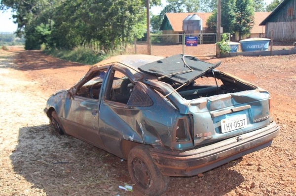 O Kadett ficou totalmente destruído. (Fotos: Portal Nova Santa Rosa)