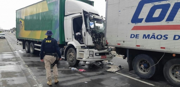 Colisão foi frontal e um dos motoristas morreu no local. Bombeiros disseram que ele sofreu um mal súbito — Foto: Divulgação/Polícia Rodoviária Federal
