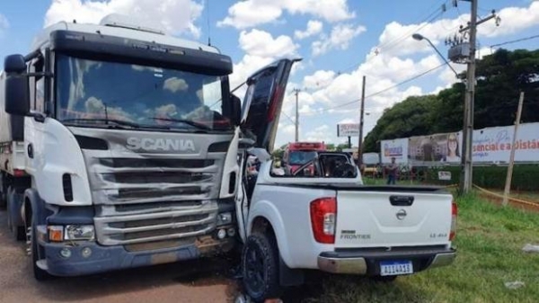 Felipe Theodoro ficou preso entre as ferragens do utilitário.(Foto: Plantão Maringá)