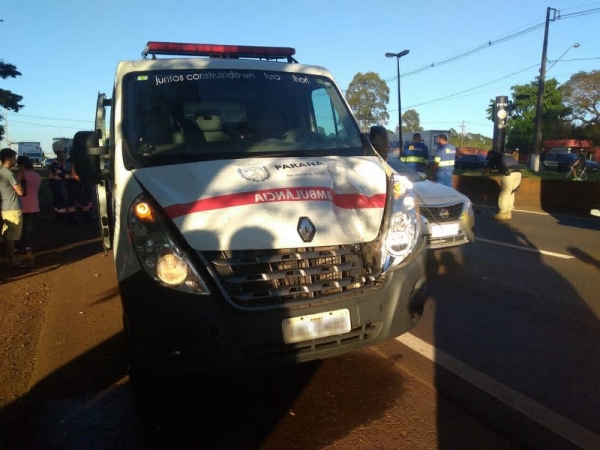 Mulher morreu atropelada por ambulância, em Arapongas. Motorista desceu do veículo e também foi atropelado. — Foto: Dionísio Mathias/RPC Londrina