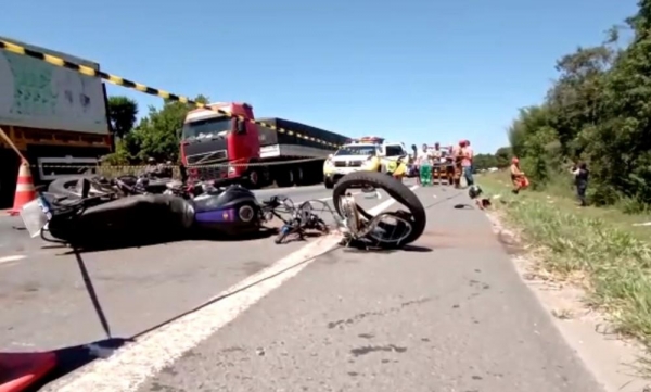 Adolescente de 16 anos morre em acidente entre motocicleta e caminhão, em Curitiba. — Foto: Guilherme Vinicius/RPC