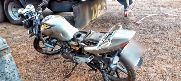 Motociclista saiu da pista bateu contra caminhão, em Maringá — Foto: PRF/Divulgação
