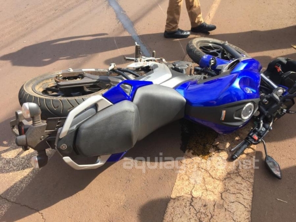 O motociclista que estava com a moto furtada ficou ferido no acidente (Foto: Cristine Kempp/AquiAgora.net )