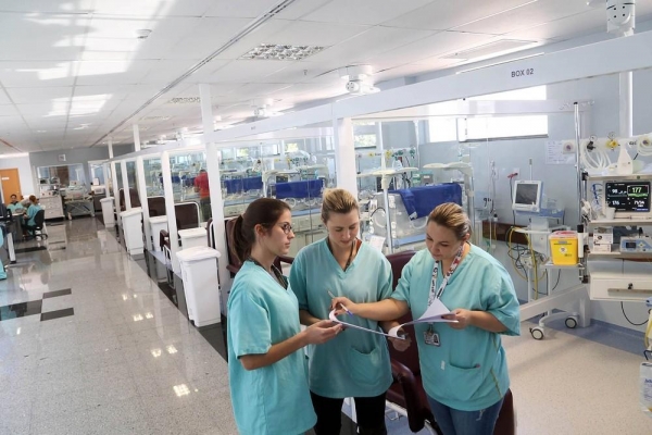 Segundo a Unioeste, estudantes de enfermagem, técnicos em enfermagem, enfermeiros e médicos vão auxiliar os serviços de saúde — Foto: Gilson Abreu/AEN