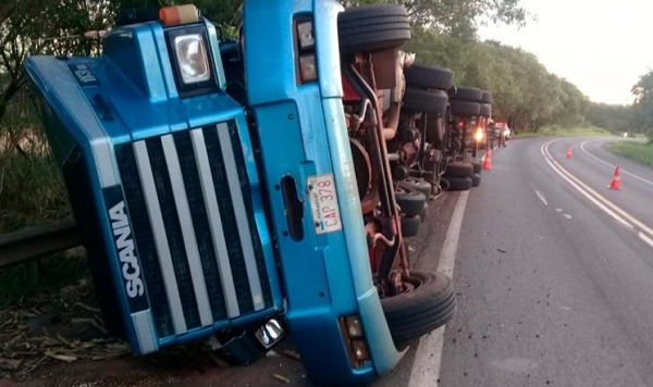 pesar do visual, o motorista da carreta não teve ferimentos e recusou o encaminhamento para o hospital.(Foto: O Bemdito)