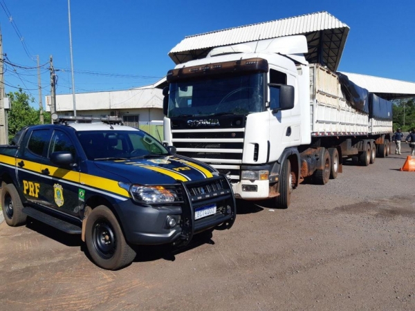 As placas do caminhão e dos dois semirreboques estavam adulteradas. (Fotos: PRF)