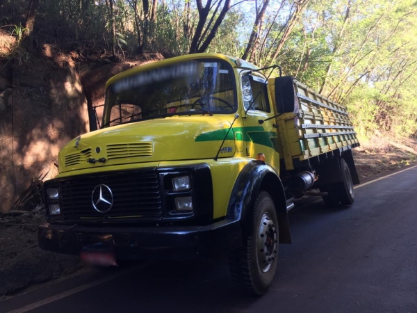 O caminhão acabou cainda na valeta as margens da rodovia. (Fotos: Portal Nova Santa Rosa)