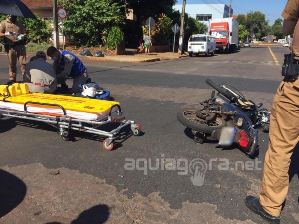 O acidente foi no cruzamento entre as Ruas Santa Catarina e 15 de Novembro (Foto: AquiAgora.net )